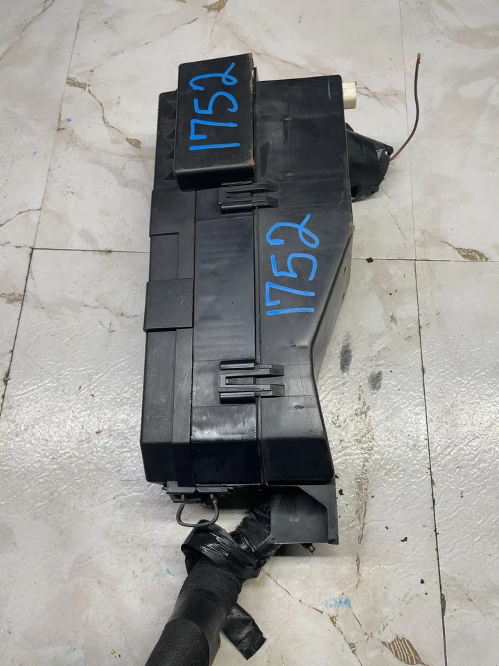 Ford Escape Mercury Mariner 2010 compartimento del motor caja de fusibles motor OEM Foto 2 de 4