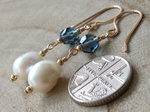 White Baroque FW Pearls & Vtg Blue Faceted Glass 14ct Rolled Gold Earrings - Picture 13 of 14