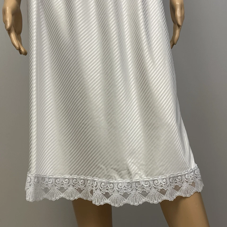 De colección Vanity Fair Gris Plateado Medio Deslizamiento Mediano BF Borde de Encaje Rayas Brillantes Foto 2 de 4