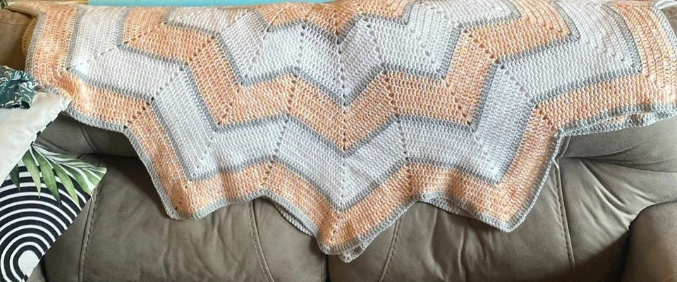 MANTA SOFÁ EXQUISITA HECHA A MANO CON PATRÓN DE ESTRELLA AFGANA MELOCOTÓN Y BLANCO ¡ÚNICA! Foto 3 de 4