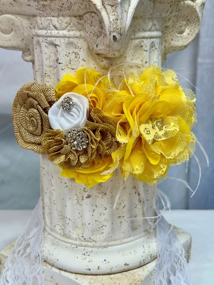 Faja de maternidad, flores amarillas/bronceadas, pedrería, arpillera/seda, encaje blanco, foto Foto 3 de 4