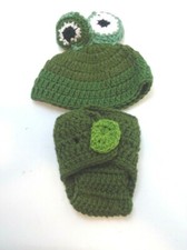 Infants Hand crocheted hat and diaper cover set frog 0-3 month green