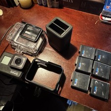 GoPro Hero 7 Black  Accesories  6 batteries