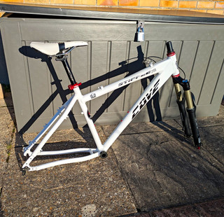 Cove Stiffee FR Medium Frame Rockshox 426 U turn Fizik Saddle. For 26" Wheels