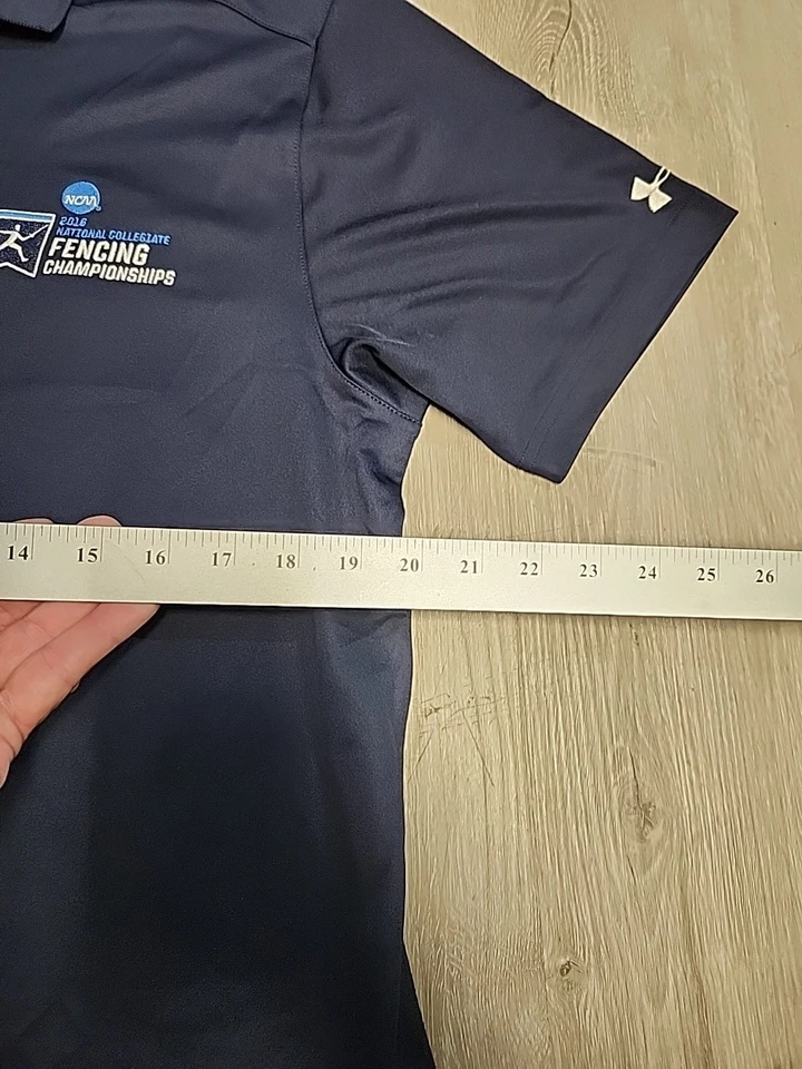 Camisa polo Under Armour azul con logotipo de campeonatos de esgrima de la NCAA 2016 para hombre mediana Foto 2 de 4