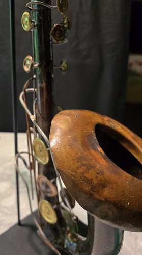 SAXOFÓN DE METAL VINTAGE ARTE POPULAR ARTE VAGABUNDO EN SOPORTE - Imagen 12 de 22