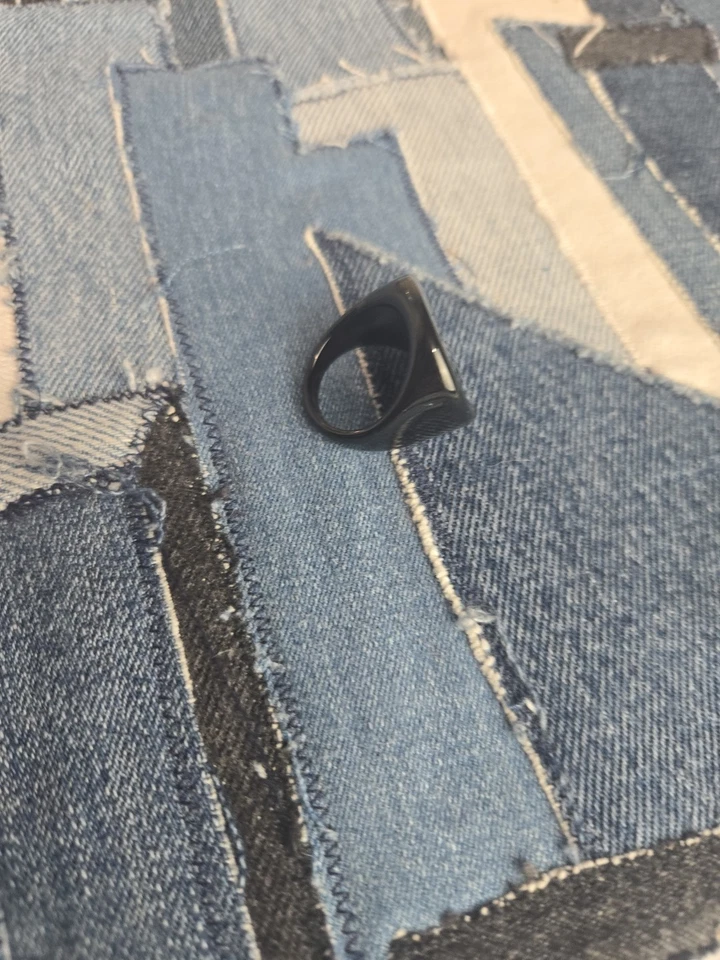 黑色树脂设计师戒指 尺寸 7 - 设计师服装珠宝首饰 — 第 4/4 张图片