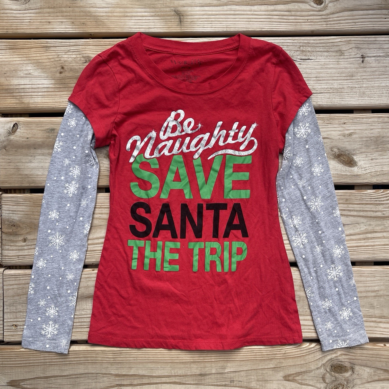 Camisa Wound Up Girls Be Naughty Save Santa The Trip look navideño en capas M 7/9