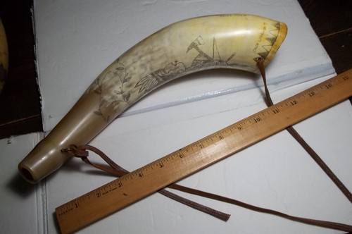 AMERICANA VOLK ART SCRIMSHAW HORN ANTIK HANDGESCHNITZT SIGNIERT