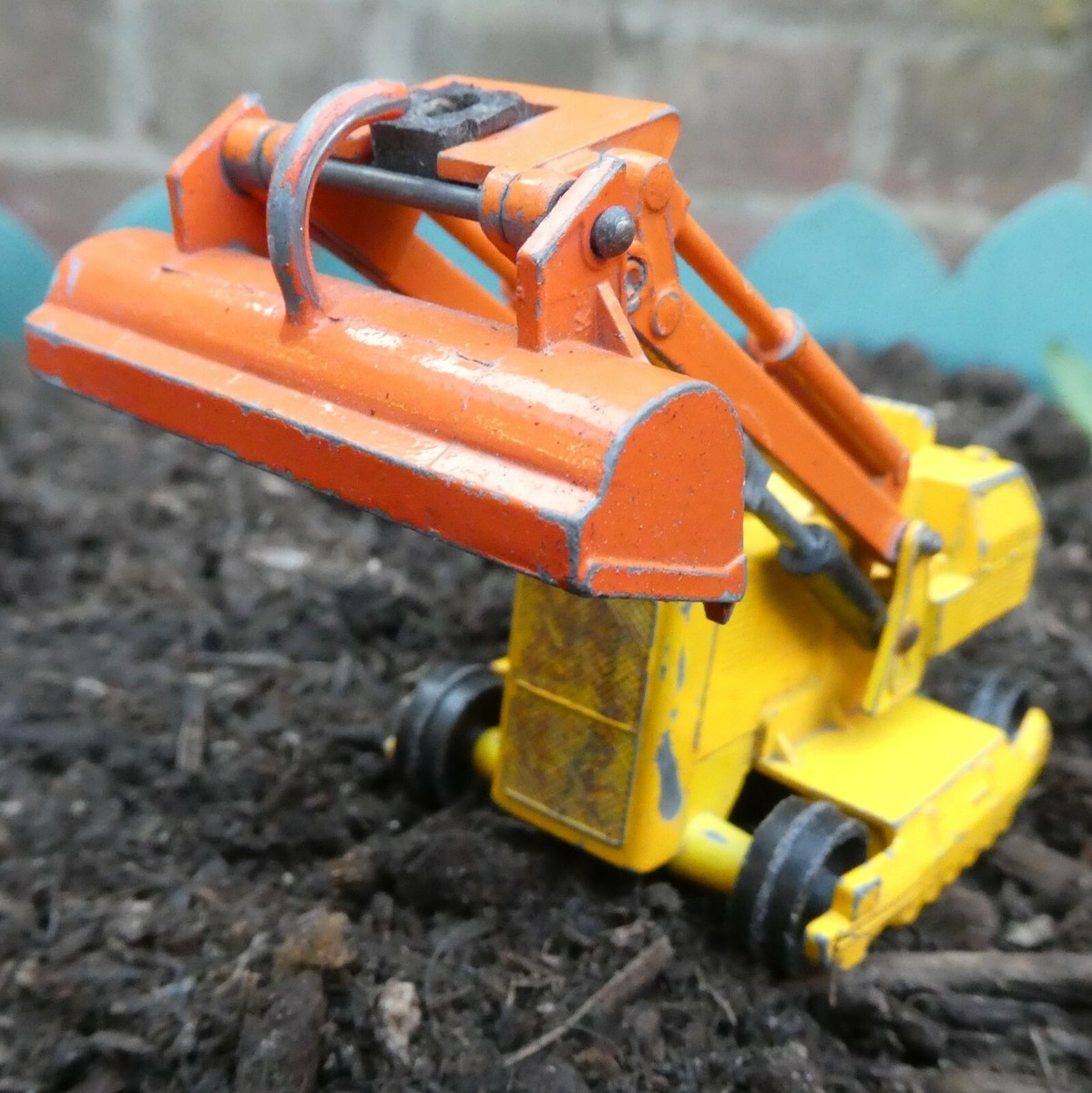 MATCHBOX SERIES KING SIZE NO K-8 CATERPILLAR TRAXCAVATOR