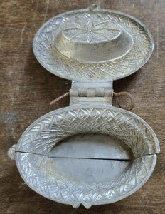 Vintage Hinged puter Metal  ceramic mold, Etched Design Pocket Travel