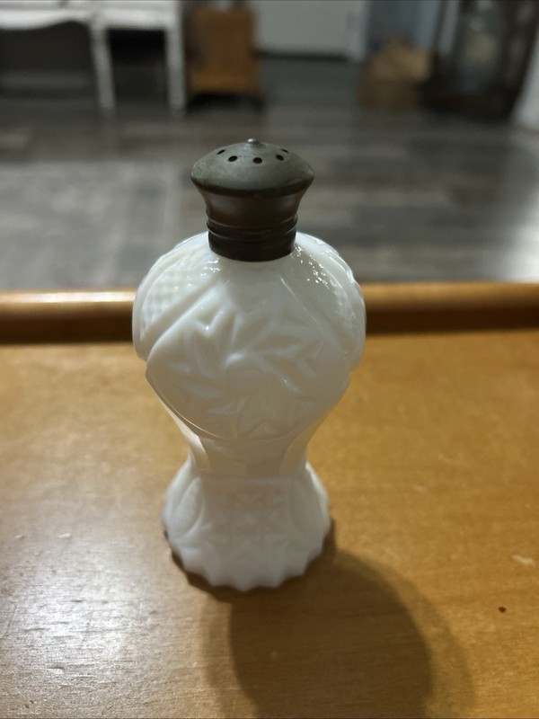 White Milk Glass Salt And Or Pepper Shaker Pin Wheel Star Pattern Japan (1)