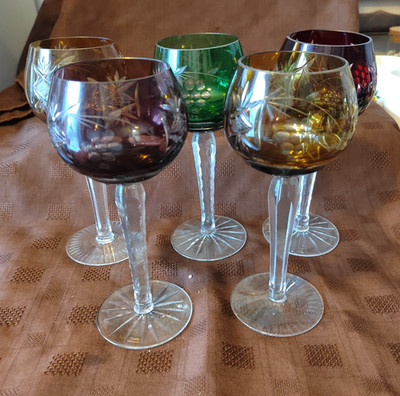 VINTAGE 5ER SET BÖHMISCHES GESCHLIFFENES GLAS FARBIGE HOCKGLÄSER 18 CM HOCH - 2 DESIGNS