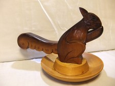 Erzgebirge DDR Nussknacker Holz  Eichhörnchen Schale Geschnitzt  Handarbeit