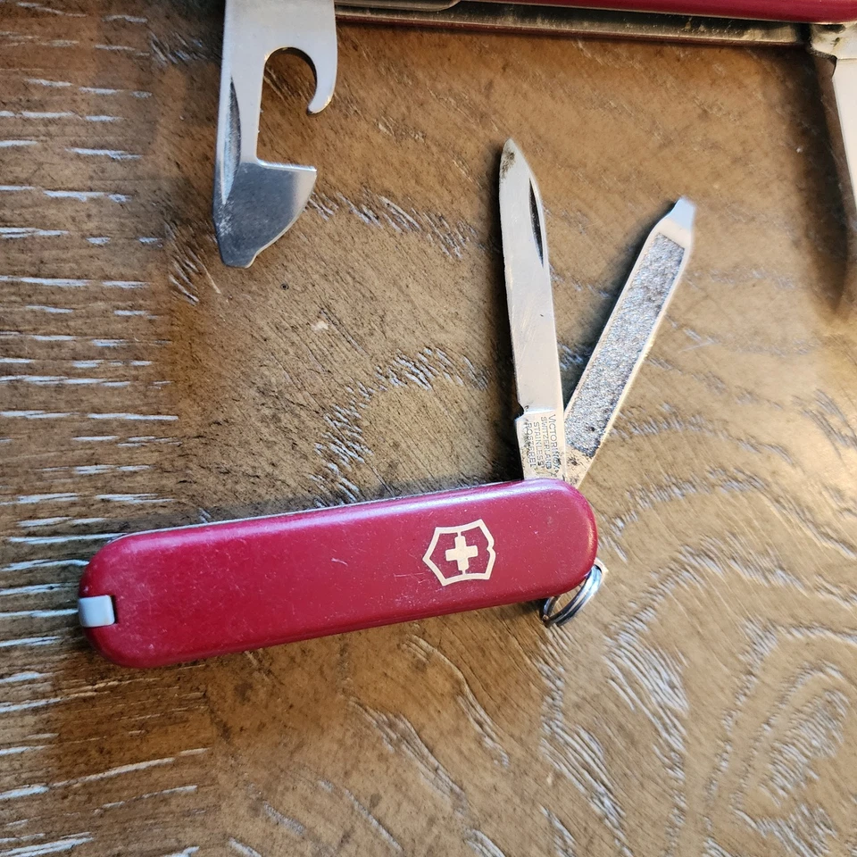 Lote de 3 navajas suizas Victorinox tres tamaños oficial Suiza Suiza Foto 3 de 4