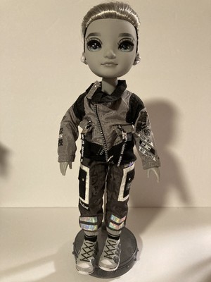 Shadow High Ash Silverstone With Outfit And Stand