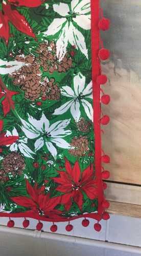 Vintage Christmas Table Runner Red, Green & White - Picture 11 of 12