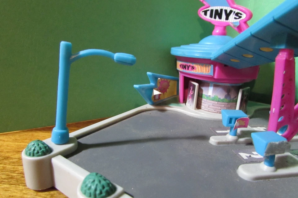 1994 Galoob Toys Micro Machines TINY's DRIVE IN DINER shop playset - Image 2 of 4
