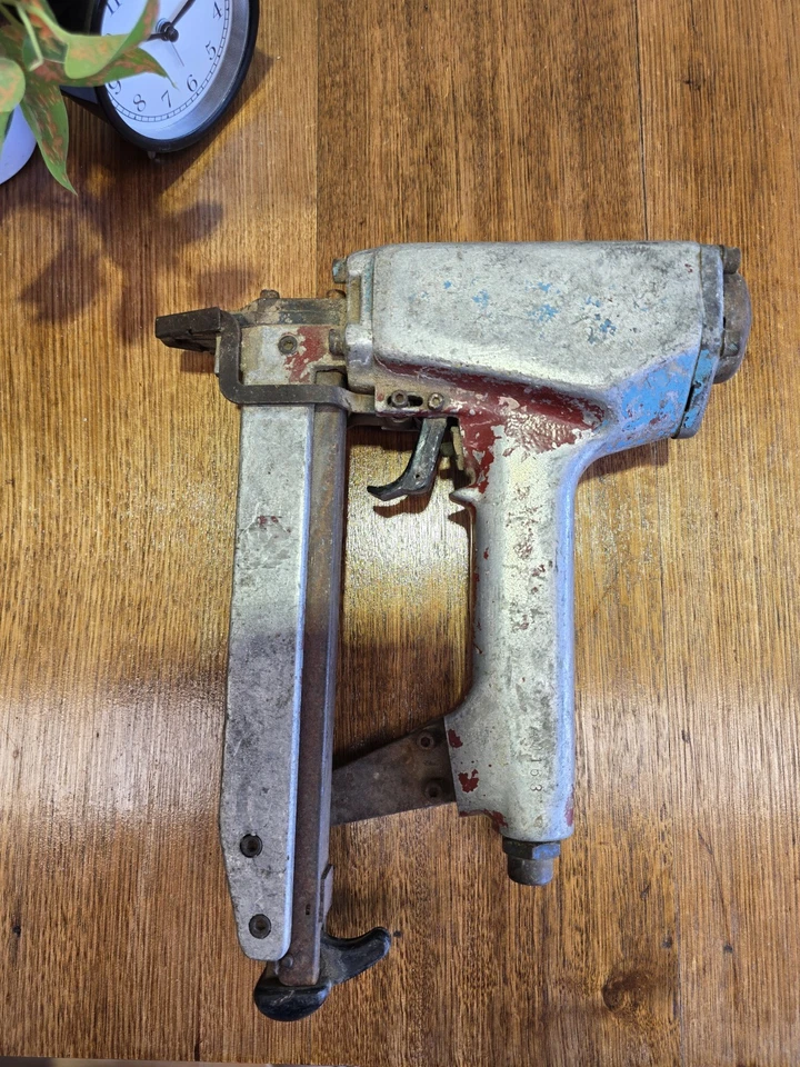 Pistola grapadora de aire neumática Senco - Gosford Foto 2 de 4