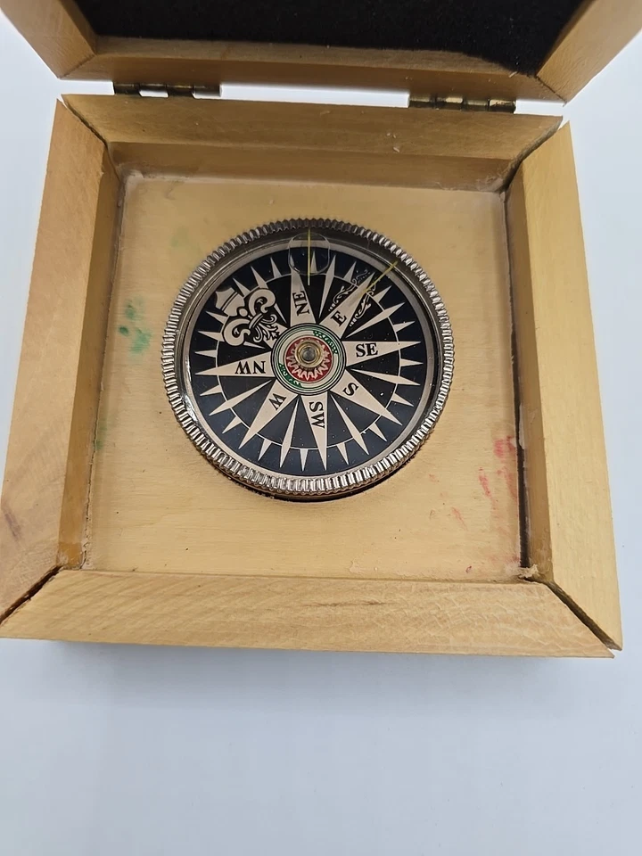 Brújula náutica vintage en caja de madera cola de milano. Anuncio del plan de salud ArtaMedicare Foto 2 de 4