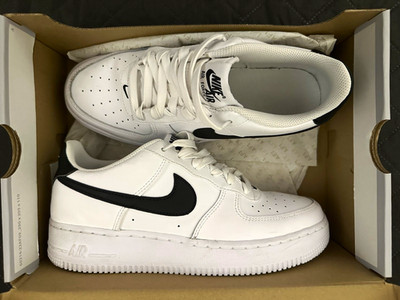 Nike Air Force 1 Low Top Unisex Kinder Sneaker Weiß/Schwarz EU 39 FV5948-101