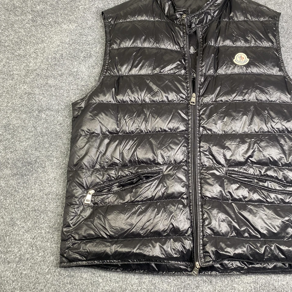 Moncler Chaleco de Plumón Para Hombres Grande Negro Gui Chaleco Puffer Acolchado Cremallera Logo Plumón de Ganso Foto 2 de 4