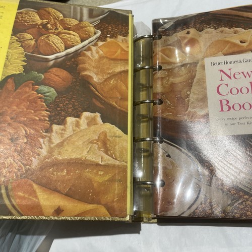 Vintage Better Homes & Gardens New Cookbook Gold Souvenir Edition Ring Binder - Picture 2 of 9