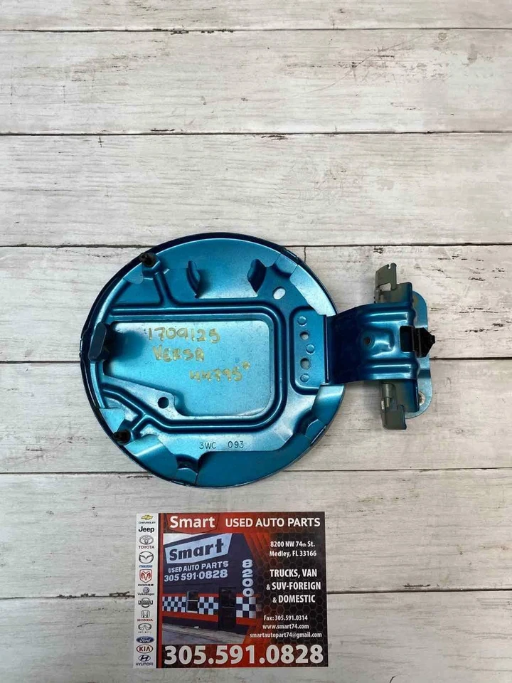 Puerta del tanque de combustible Nissan Versa Note 2014 2019 tapa de gasolina conjunto azul OEM G88303WCMA Foto 4 de 4