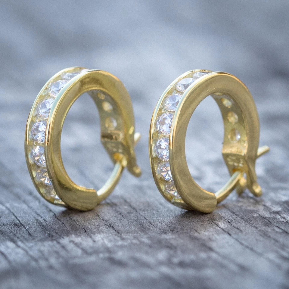 Pendientes de aro Huggie de plata esterlina enchapados en oro amarillo de circonitas pequeñas heladas para hombre Foto 3 de 4