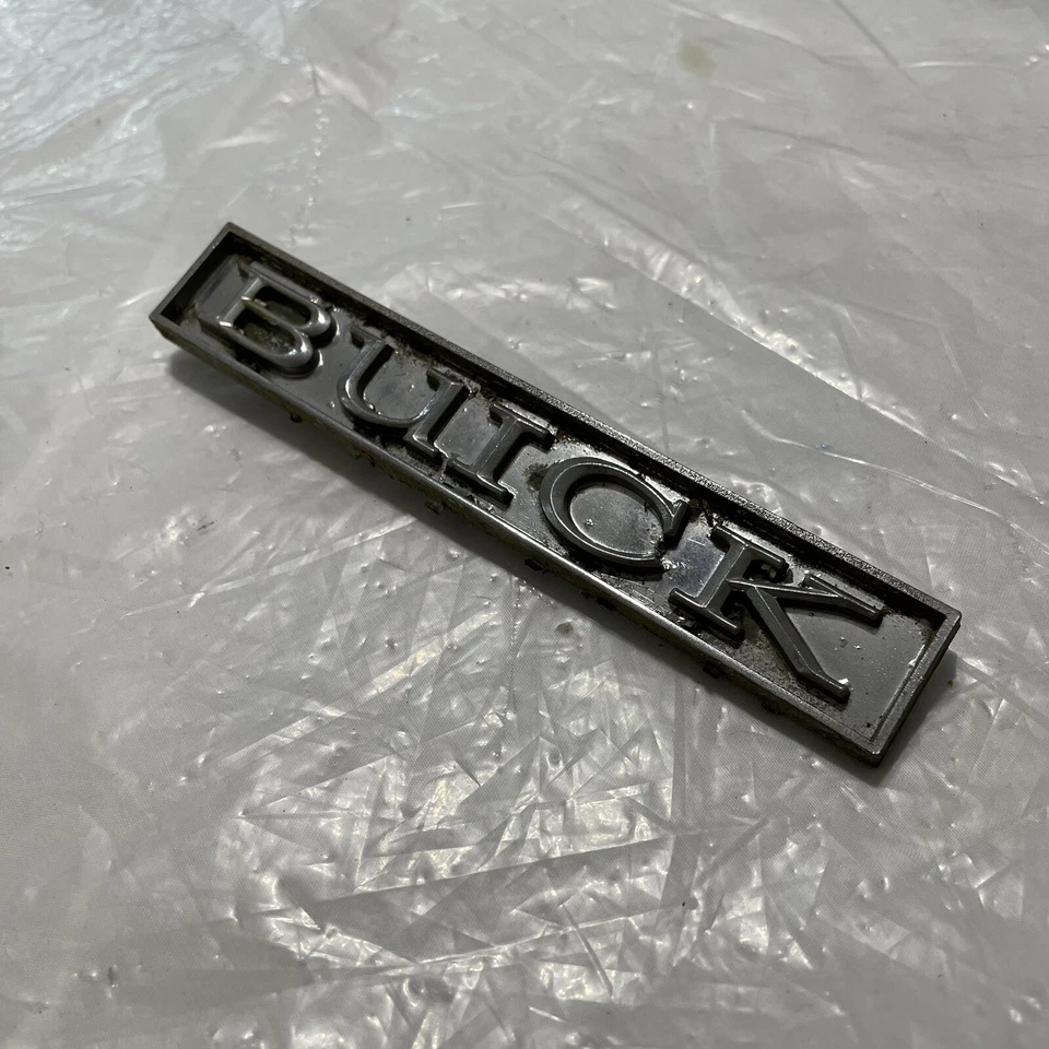 1974 1975 1976 Buick Skylark emblema insignia símbolo "buick" OEM 1700885 de colección Foto 4 de 4