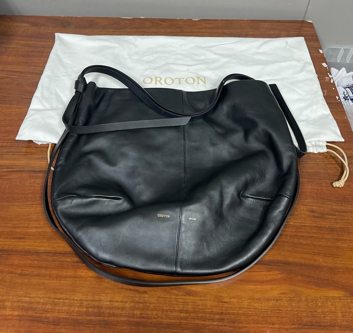 Oroton EMILIA LARGE TOTE ラージトートバッグ 中央ジッパー開閉 Oroton EMILIA LARGE TOTE ラージトートバッグ 中央ジッパー開閉