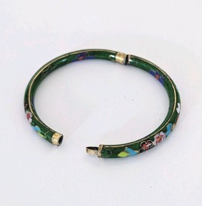 VINTAGE CHINESE HINGED CLOISONNE FLOWER MOTIF GREEN ENAMEL BANGLE BRACELET