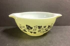 Vintage Pyrex ~ Gooseberry ~ 442   Black, Yellow 1 1/2 Qt. Cinderella Bowl