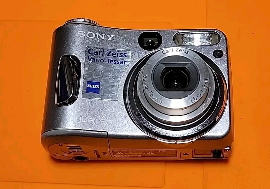 中古 SONY Cyber-shot DSC-S60 コンパクトデジタルカメラ Sony Cyber-shot DSC-S60 4.1MP Digital Camera - Silver for sale