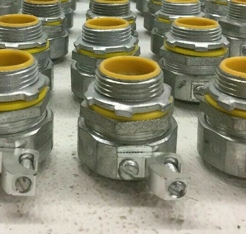 Crouse-Hinds LTB100G 1" Liquid Tight Connector w/ Ground Lug Insulated Fitting - Afbeelding 1 van 10