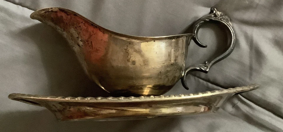 Barco de salsa enchapado en plata ornamentado de colección con placa ovalada adjunta/bandeja con borde de pastel Foto 4 de 4