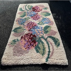 Vintage Hydrangea Latch Hook Rug pink off white 52x28”bohemian garden Floral 