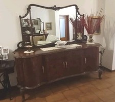 Sala Da Pranzo Vintage Con Cristalliera E Due Credenze Gemelle Stile Barocco