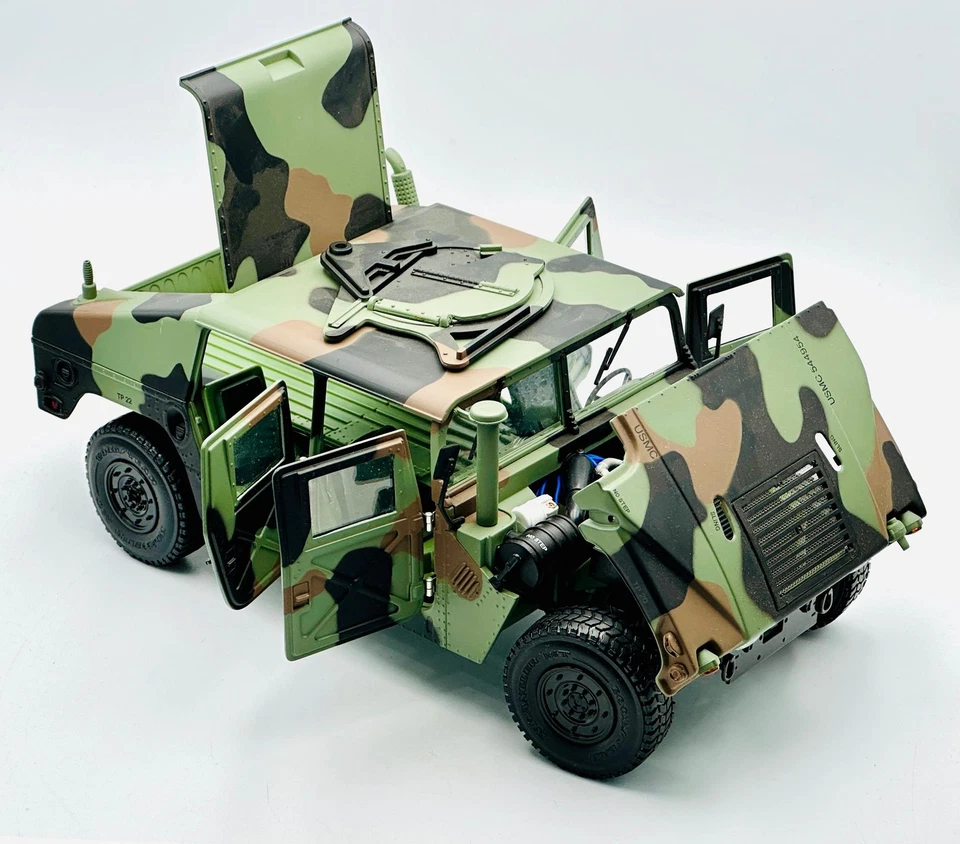 1:18 AM General Hummer -- Military Vehicle -- Exoto - Image 3 of 4