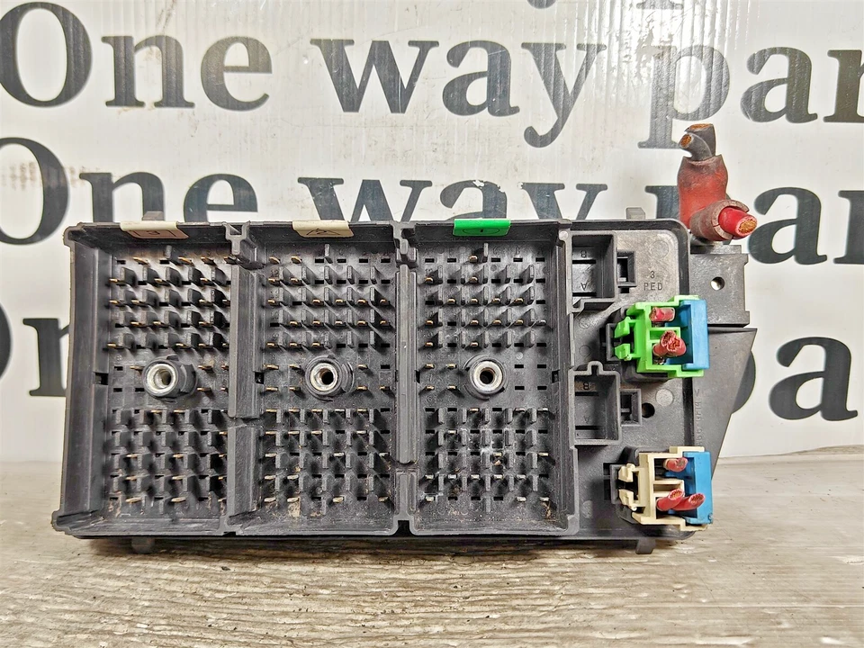 15334071 Buick Park AVENUE 1999 КОРОБКА ПРЕДОХРАНИТЕЛЕЙ КОРОБКА РЕЛЕ МОДУЛЬ КОРОБКА 20I1 024 B3 - Изображение 2 из 3