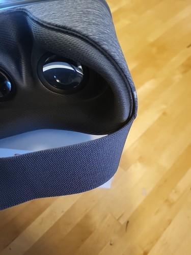 Google Daydream View VR Headset - W/Box but no remote - Picture 8 of 8