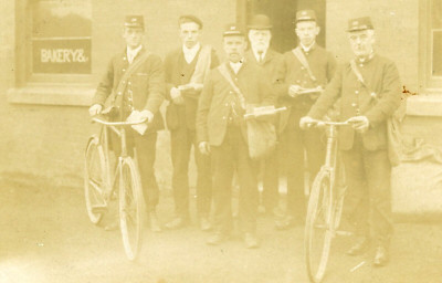 Keighly Bradford sechs Postangestellte & zwei Fahrräder