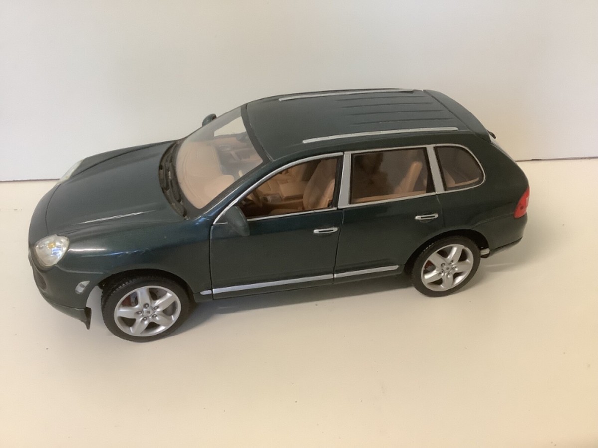 1998 VINTAGE Maisto 1/18 Scale Diecast Porsche Cayenne Turbo Green