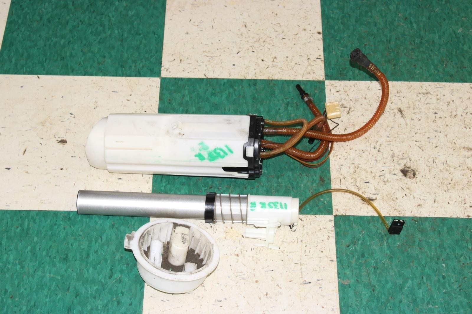 13-18 Flying Spur 6.0L Motor Engine RH Right Gas Fuel Pump Unit OEM OE Factory