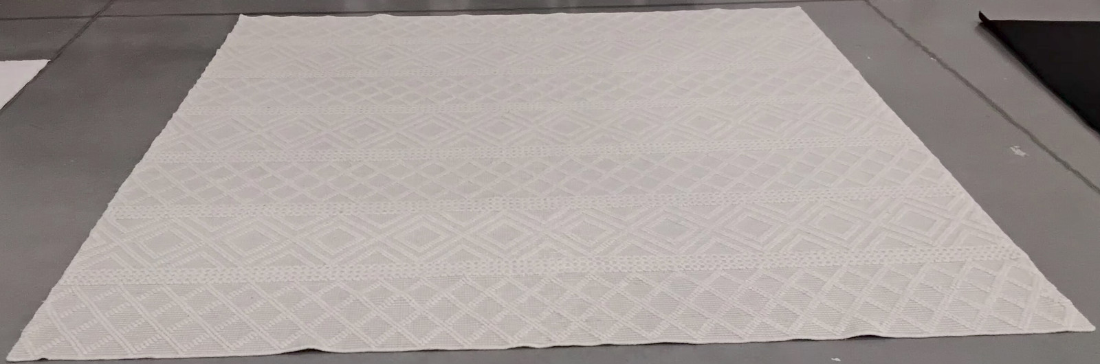 White Rug With Diamond Pattern IVORY 10'-0