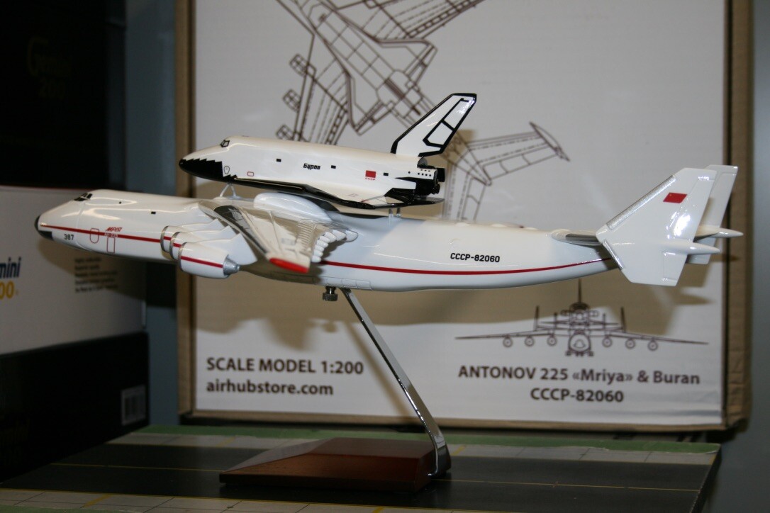 Modellino Aereo Nauport 1:200 Antonov An-225 Mriya Con Shuttle Buran CCCP-82060 - Limited Edition