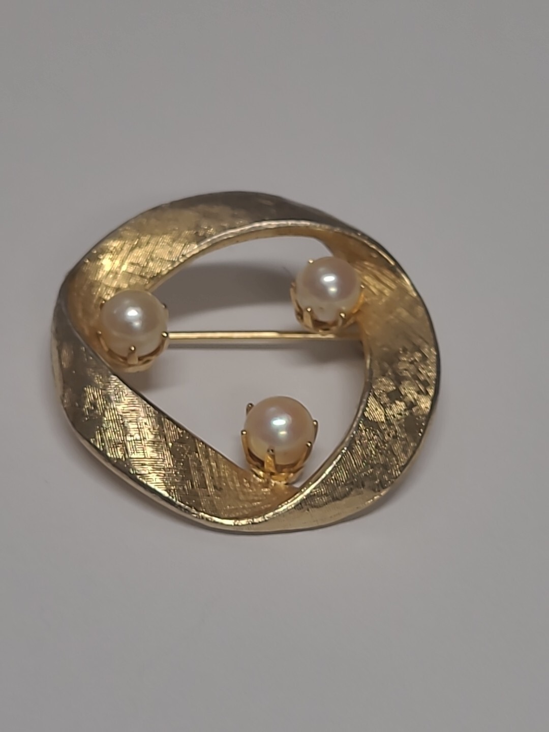 Vintage Capri Brooch Pin Goldtone Signed Faux Pearl Twisted Circle O10019