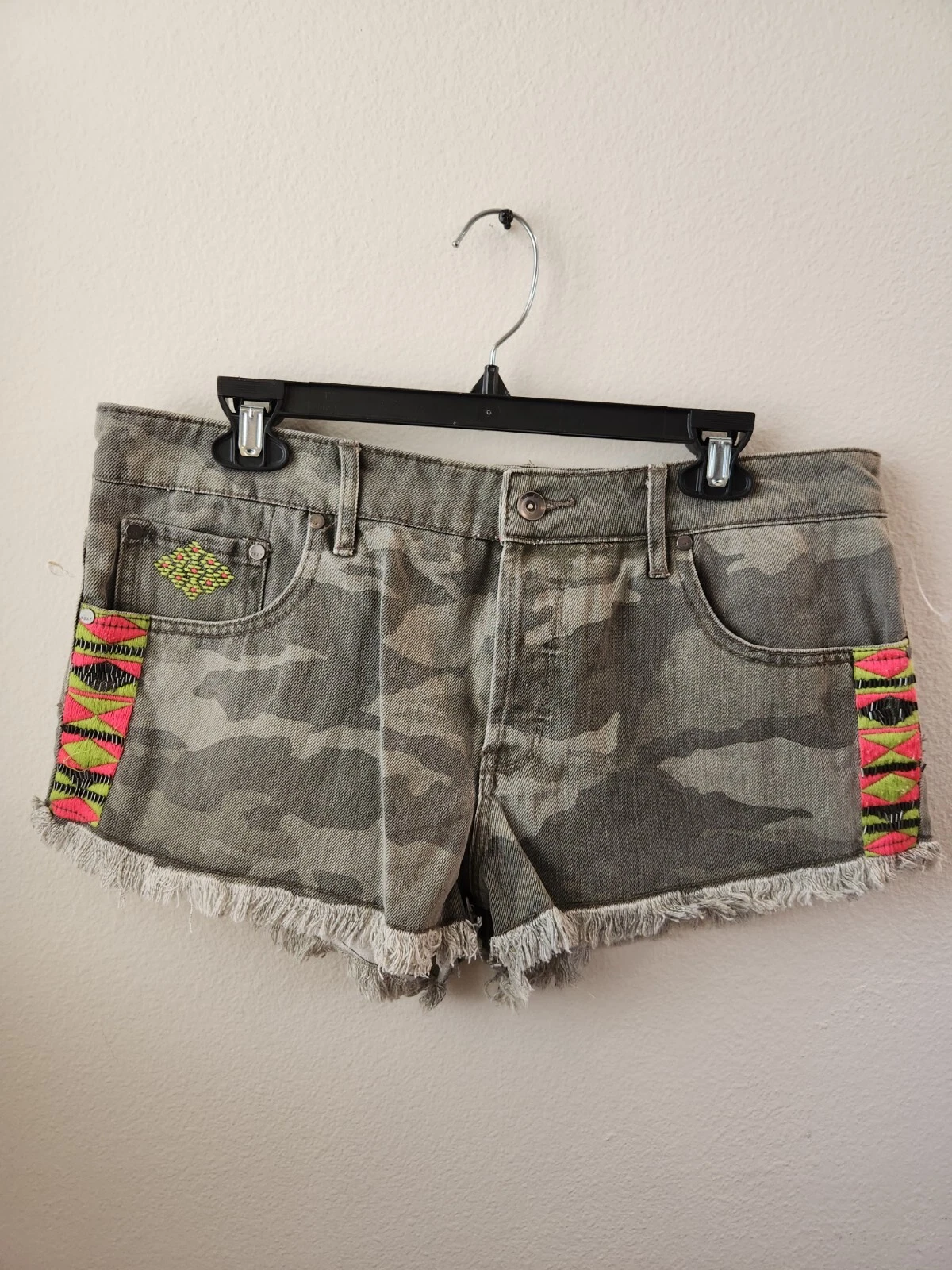 NWT Roxy Jeans Shorts Camo Cut Off Mid Rise Neon Aztec Beading Green Size 31