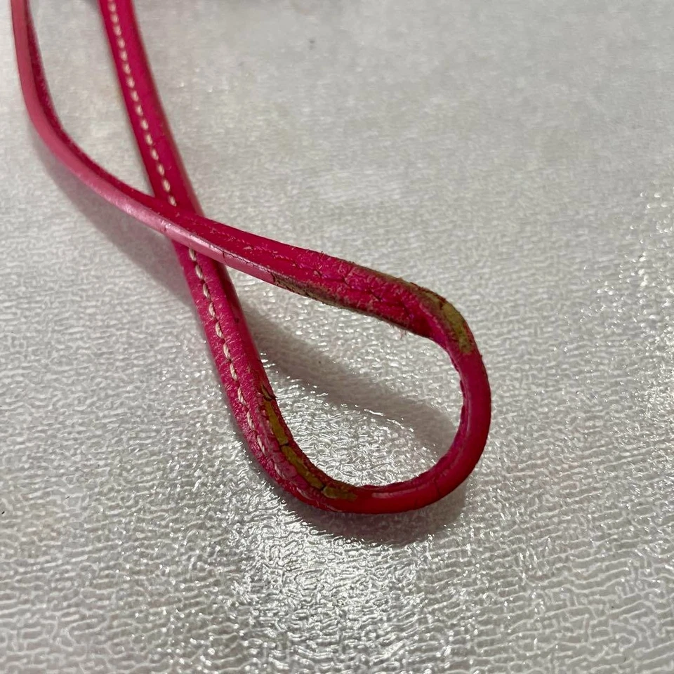 Funda protectora COACH Signature de lona de cuero rosa para iPod accesorio pequeño Foto 3 de 4