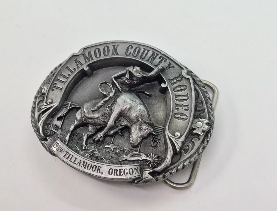 Fivela de cinto vintage anos 80 Tillamook Oregon RODEO SISKIYOU ESTANHO Bull Riding Western - Imagem 2 de 4